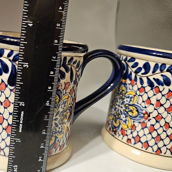 Set of 2 ceramic handpainted Expressions embossed Mugs. - Picture 6 of 7